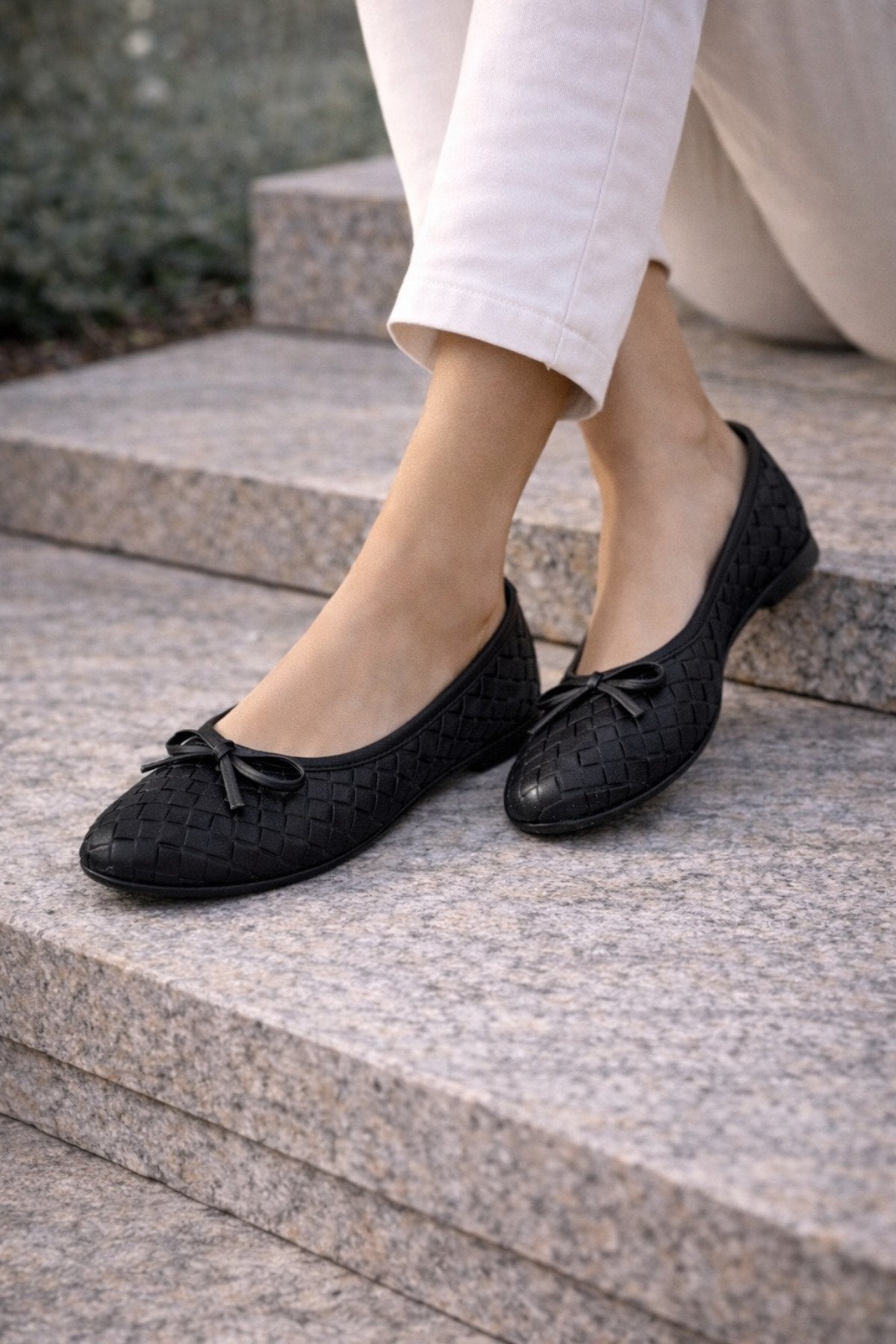 Women's Black Faux Leather Textured Knit Pattern Bow Ballet Flats