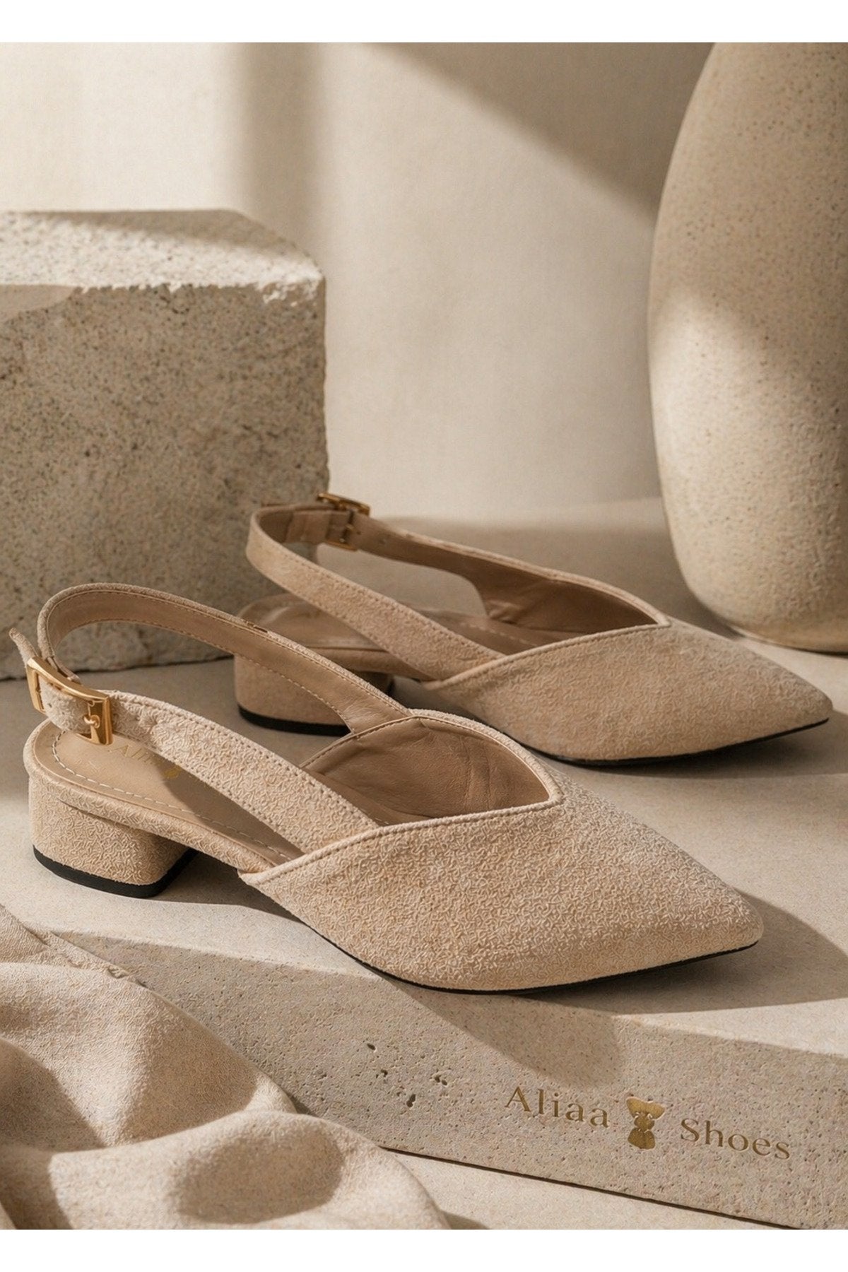 Kadın Bej Süet Kısa Topuklu Ayakkabı – Sivri Burun Şık Slingback