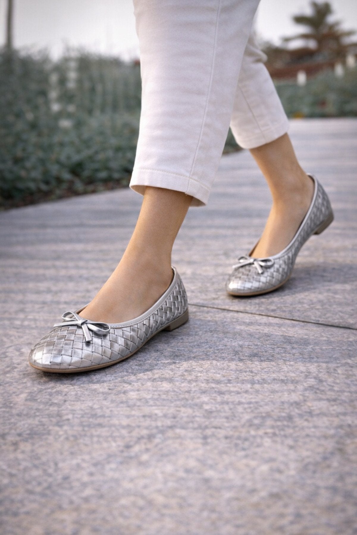 Women's Silver Faux Leather Textured Knit Pattern Bow Flats
