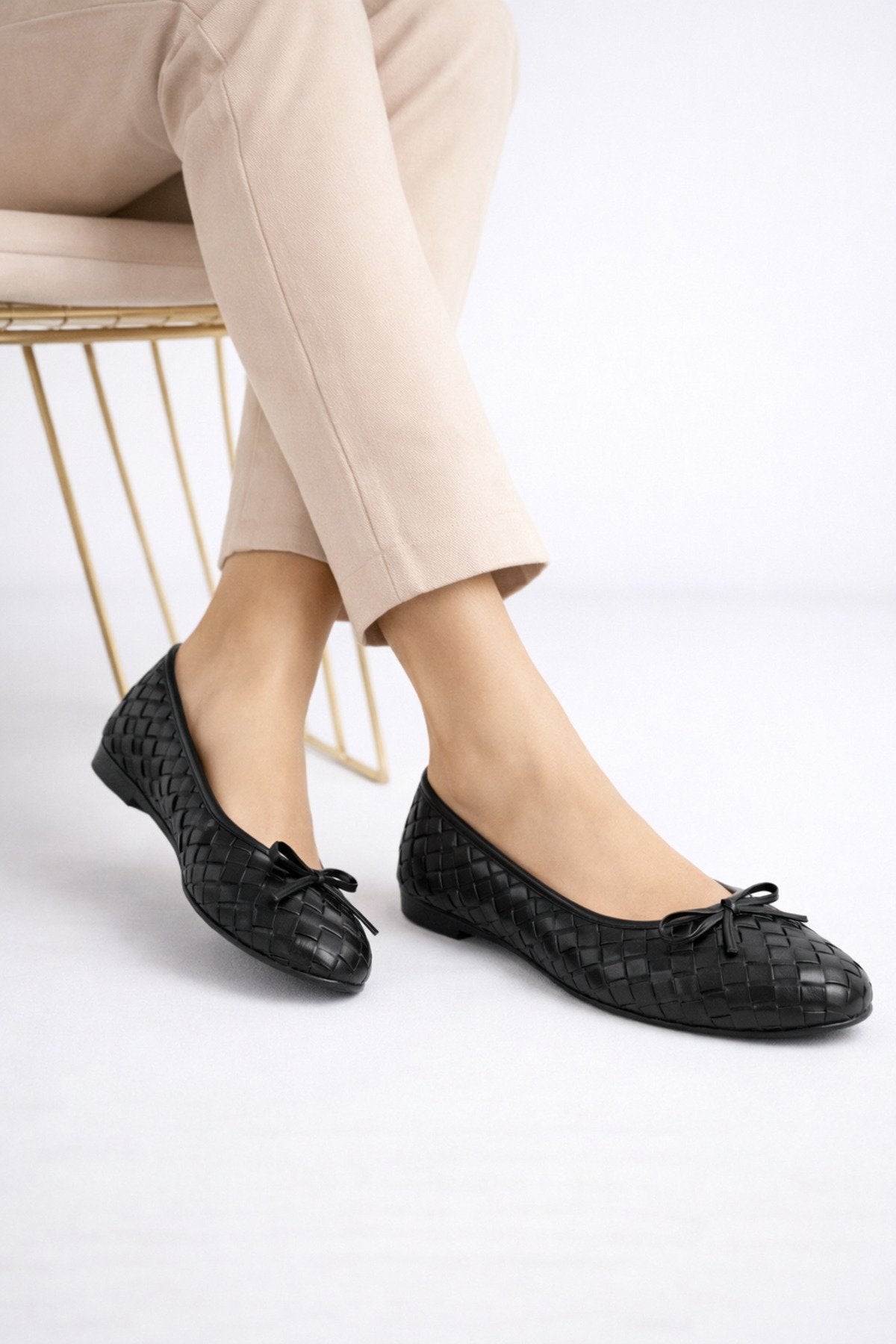 Women's Black Faux Leather Textured Knit Pattern Bow Ballet Flats