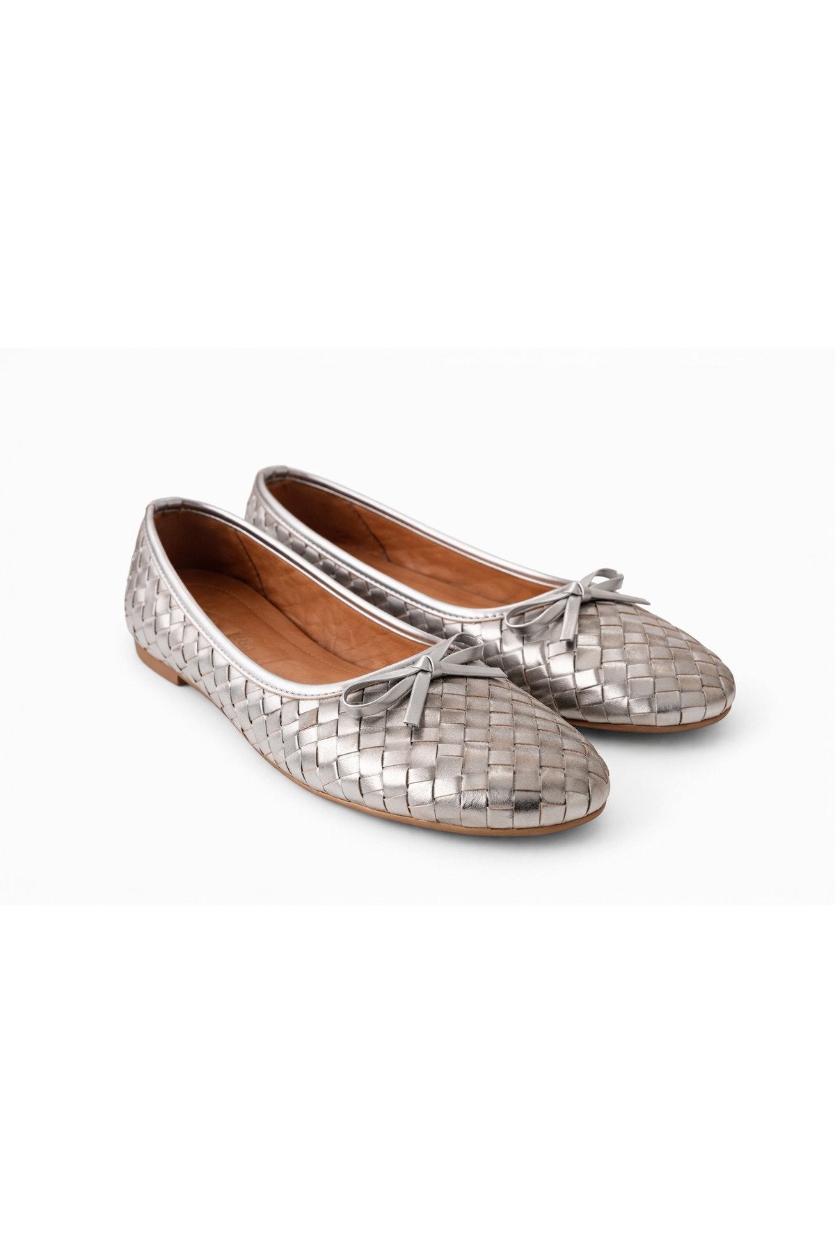 Women's Silver Faux Leather Textured Knit Pattern Bow Flats