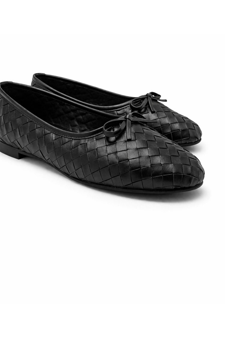 Women's Black Faux Leather Textured Knit Pattern Bow Ballet Flats