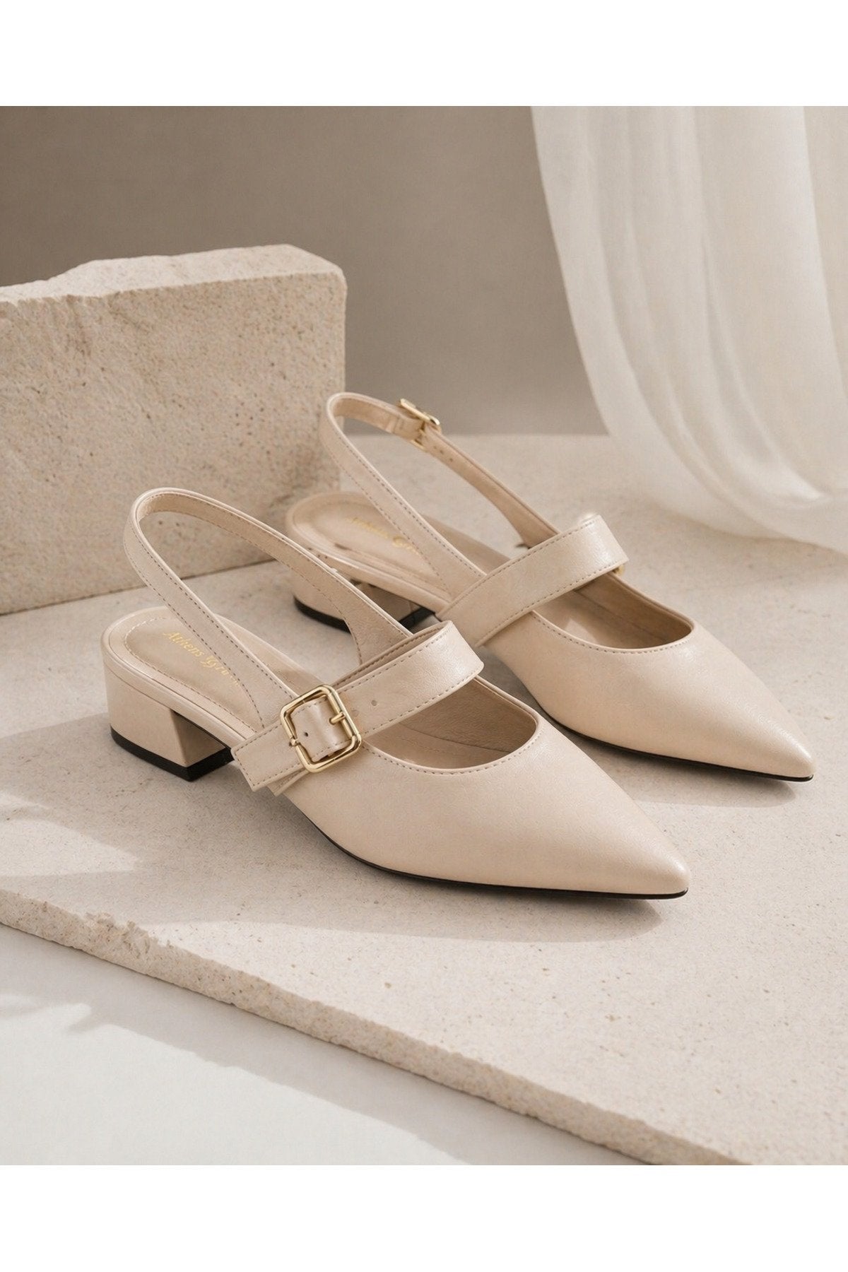 Kadın Bej Tokalı Kısa Topuklu Ayakkabı – Sivri Burun Şık Slingback