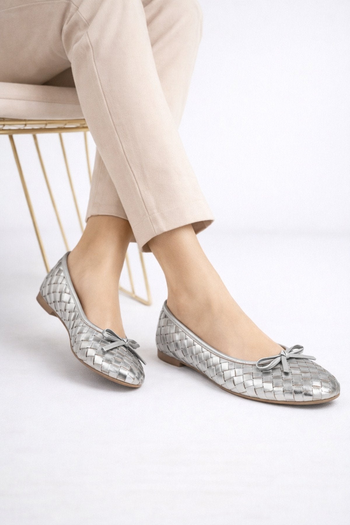 Women's Silver Faux Leather Textured Knit Pattern Bow Flats